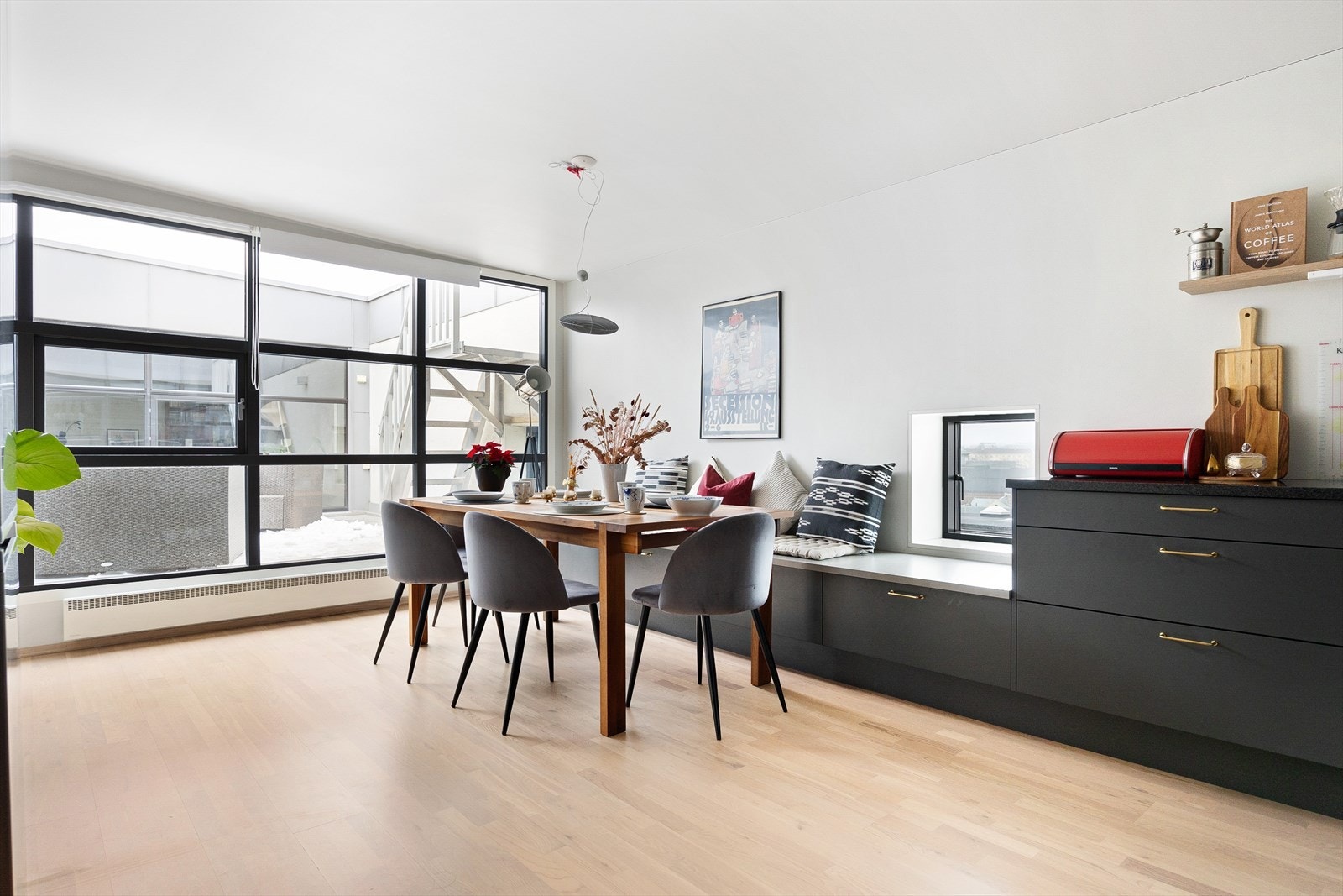 Kjøkkenet oppleves som romslig og er et naturlig samlingspunkt i boligen. Det er tilrettelagt for et sosialt rom med god plass til et større spisebord. Galleribilde