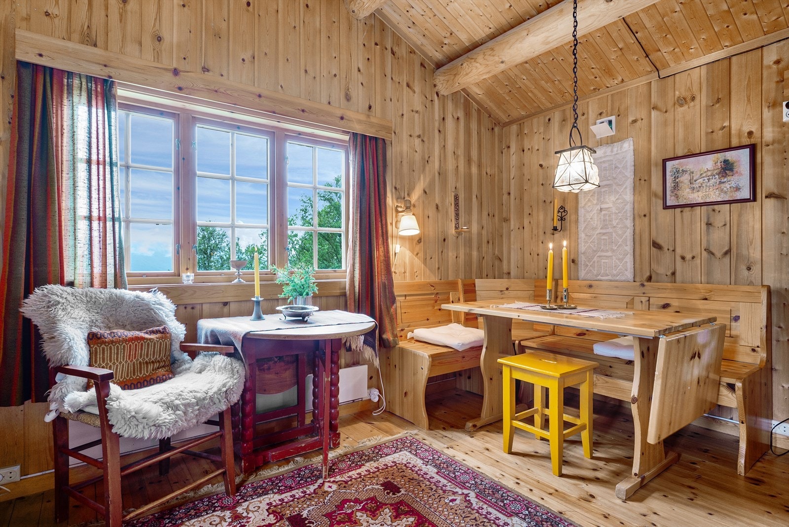 Godt med naturlig lys gjennom store vindusflater Galleribilde
