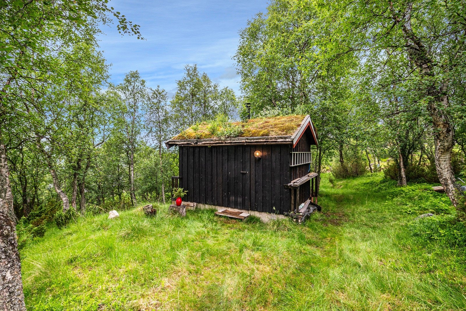 På eiendommen er det oppført et uthus med god plass til oppbevaring Galleribilde