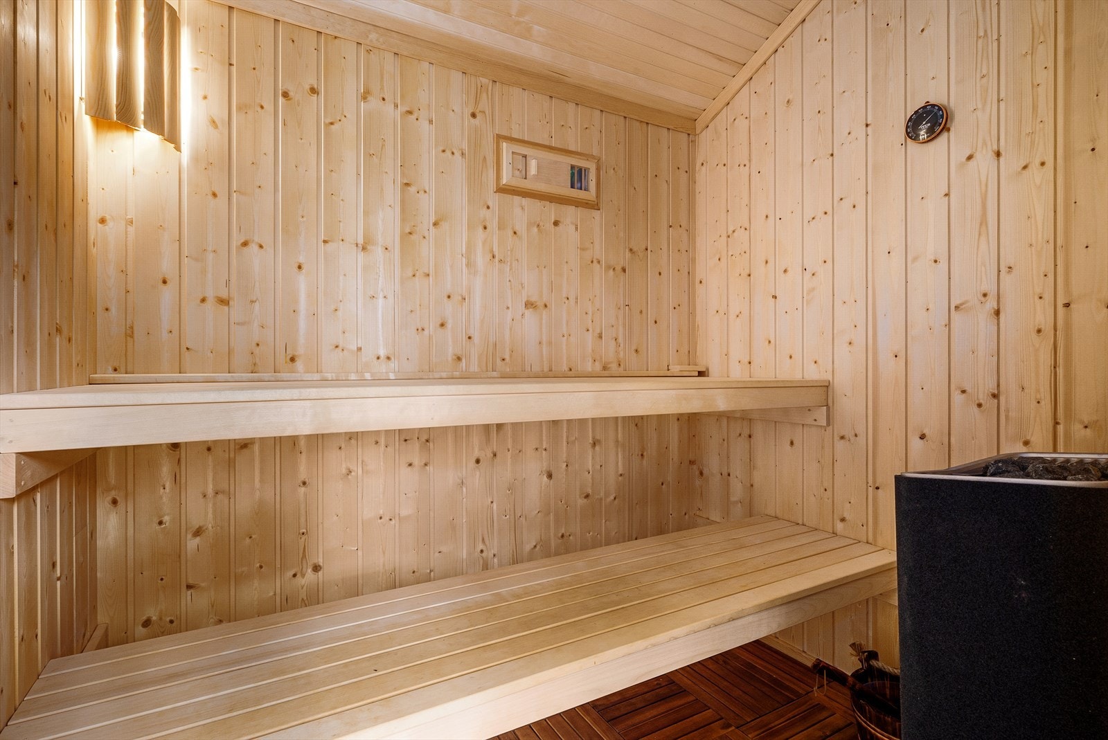 Det er etablert en badstu i uthuset fra 2014 Galleribilde
