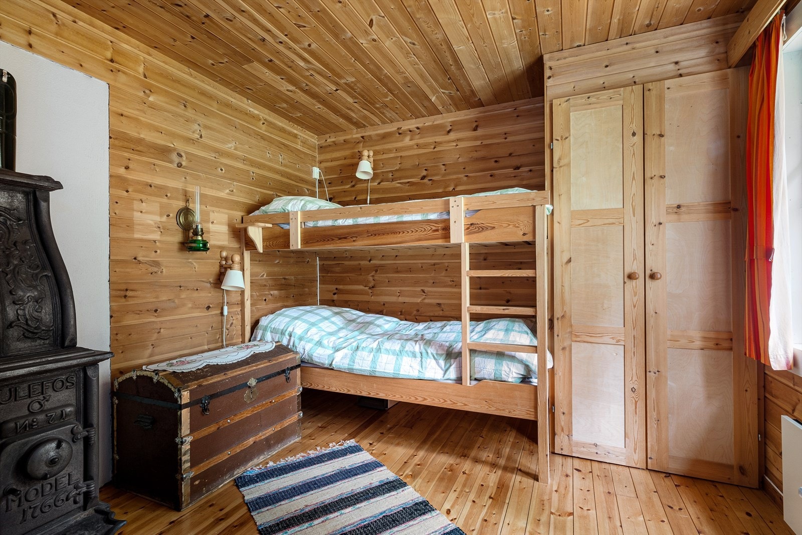 1. soverommet er på 8,6 kvm hvor det er montert vedovn, her er det plass til køyeseng samt klesskap Galleribilde