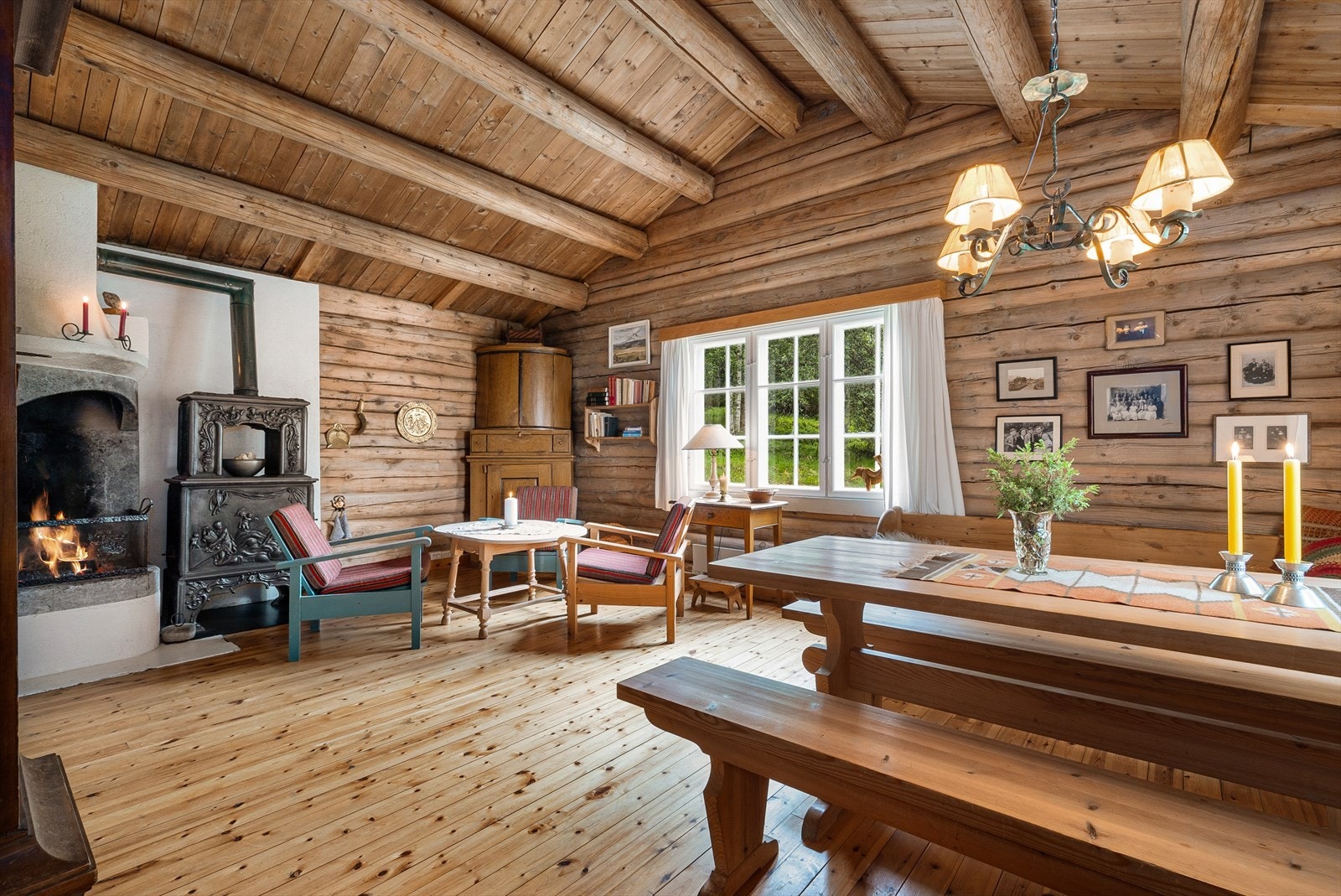 store vindusflater som gir godt med naturlig lys inn i stua Galleribilde