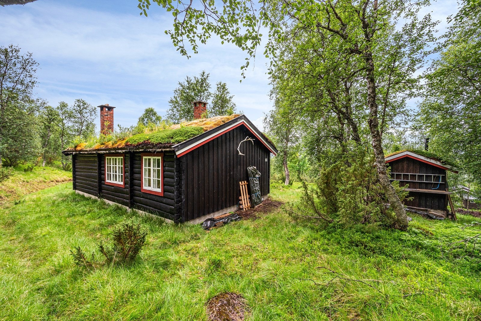 Hovedhytta er på 58 kvm, gjestehytta er på 29 kvm og uthuset er på 10 kvm Galleribilde