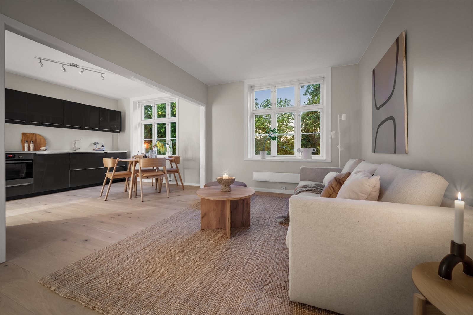 God plass til stort spisebord, sofagruppe m.m. Galleribilde