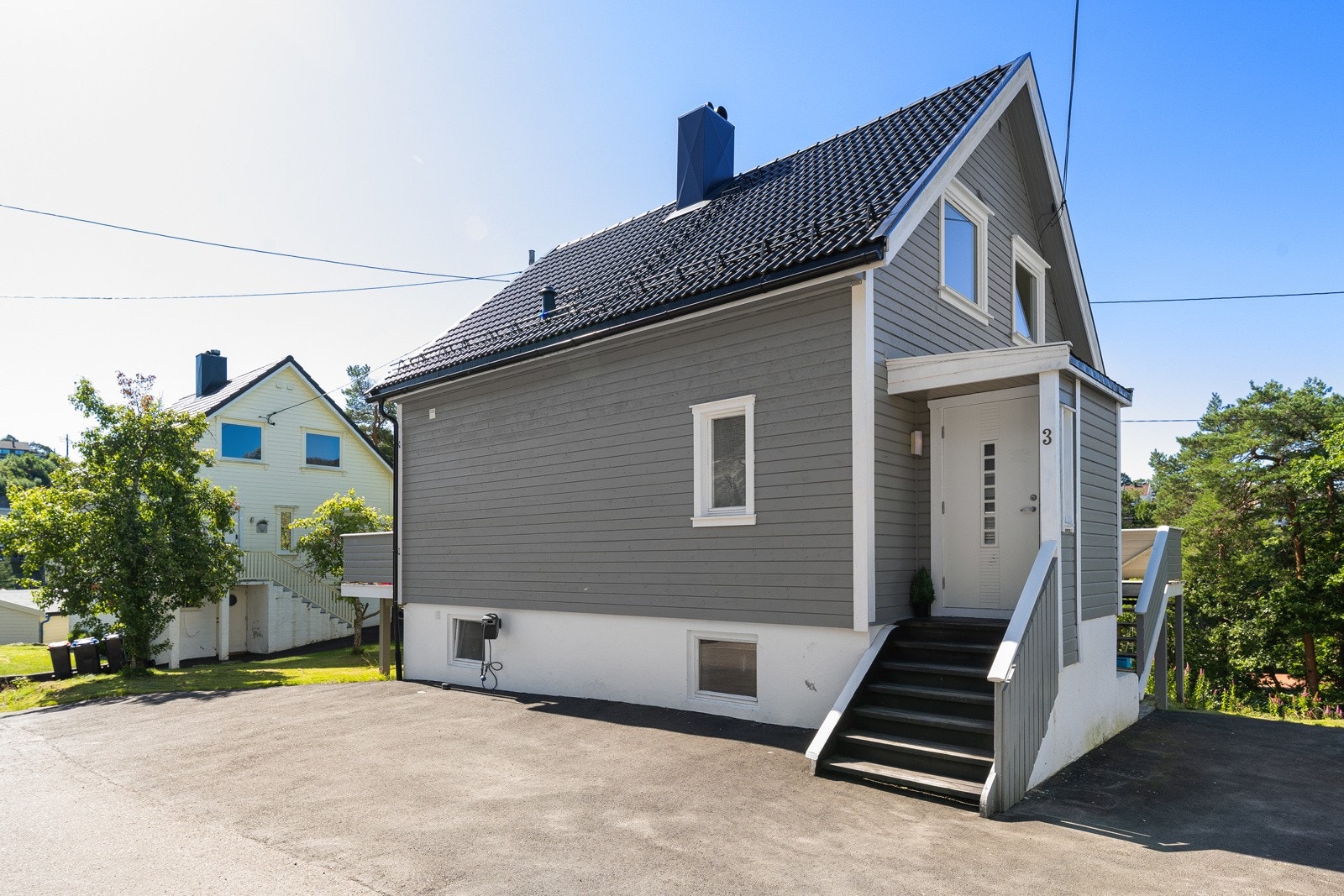 Inngangsparti og parkering. Galleribilde