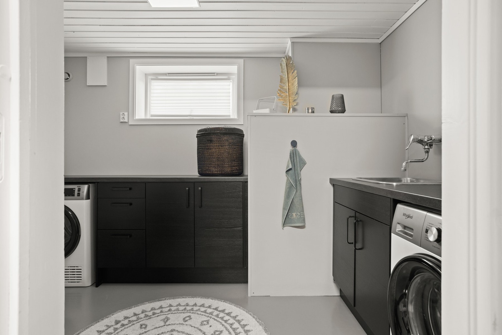 Vaskerom - ca 7,5 kvm. Montert innredning og malt overflater i 2021 Galleribilde