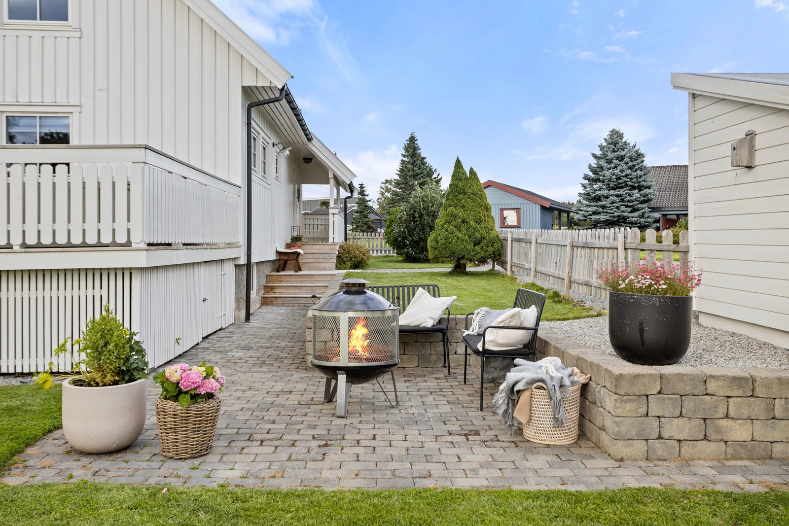Like ved inngangspartiet er det steinbelagt uteplass som er perfekt for bålpanne! Galleribilde