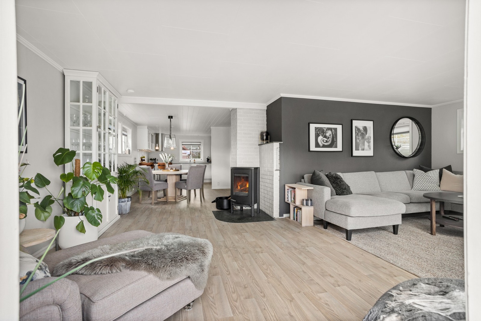 Stue og kjøkken måler til sammen ca 48 kvm Galleribilde