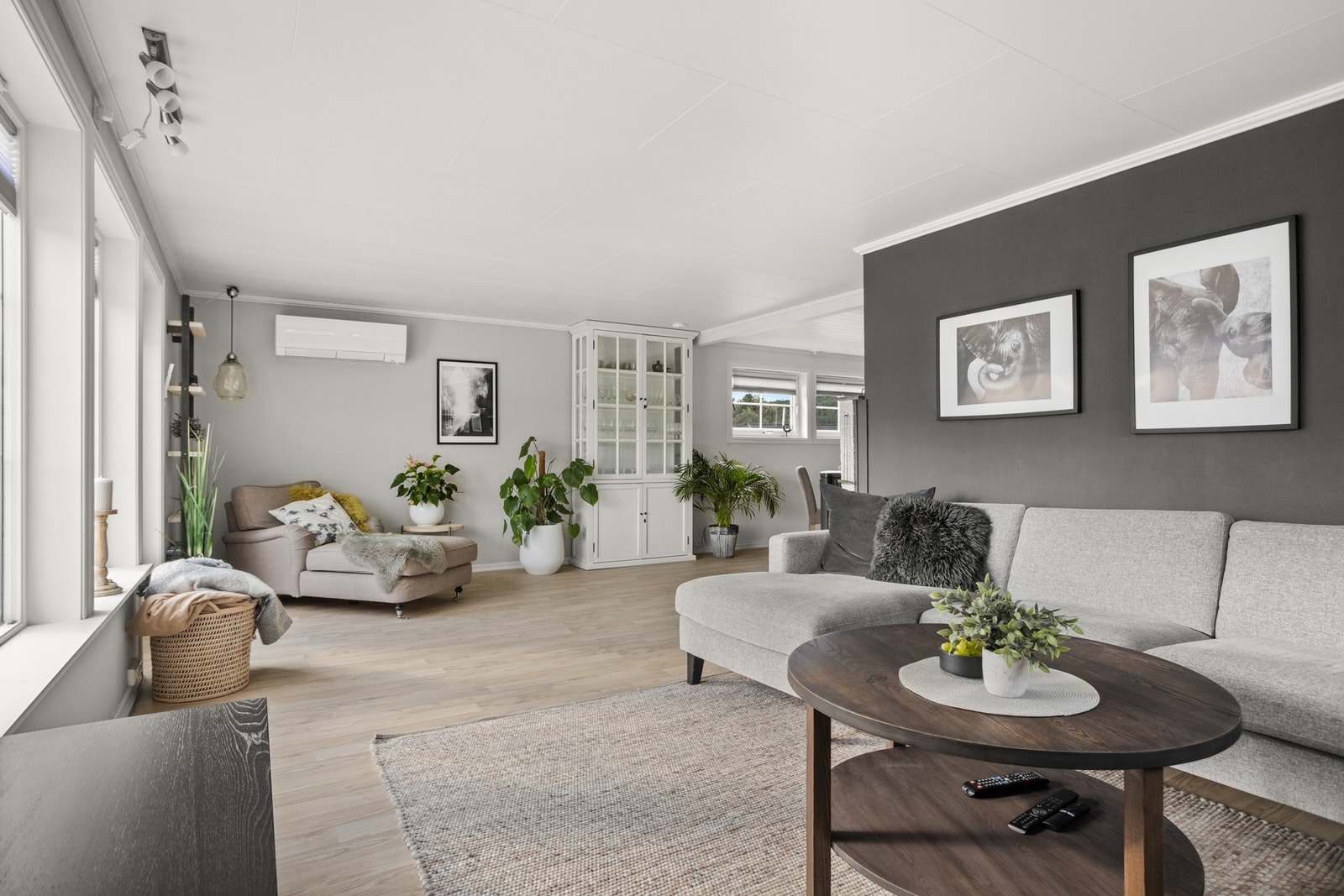 Stuen oppleves som romslig og kan møbleres med flere sittegrupper Galleribilde