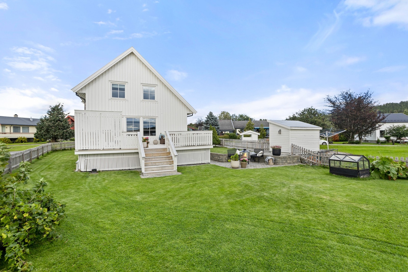 Svært sjarmerende bolig med flotte uteområder! Galleribilde