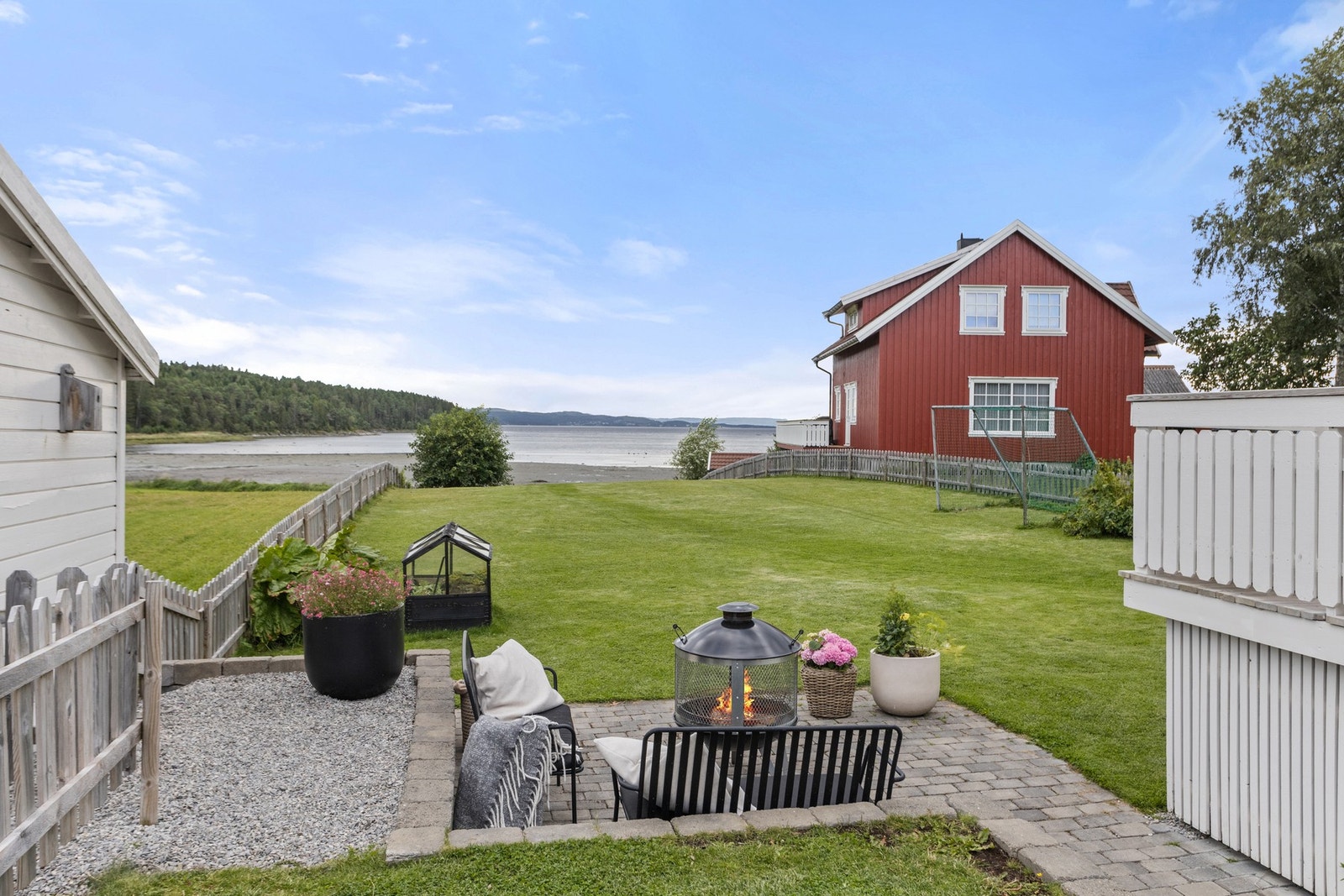 Tomten måler ca 975 kvm og har gjerde mot naboeiendommene Galleribilde