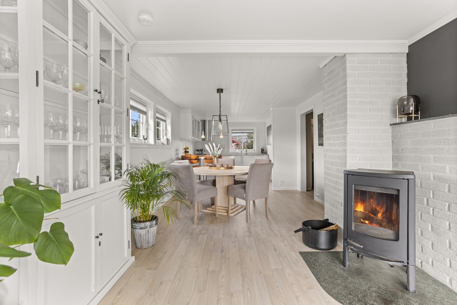 Stilren og innholdsrik enebolig. Det er bl. a. 6 soverom og to bad. Galleribilde