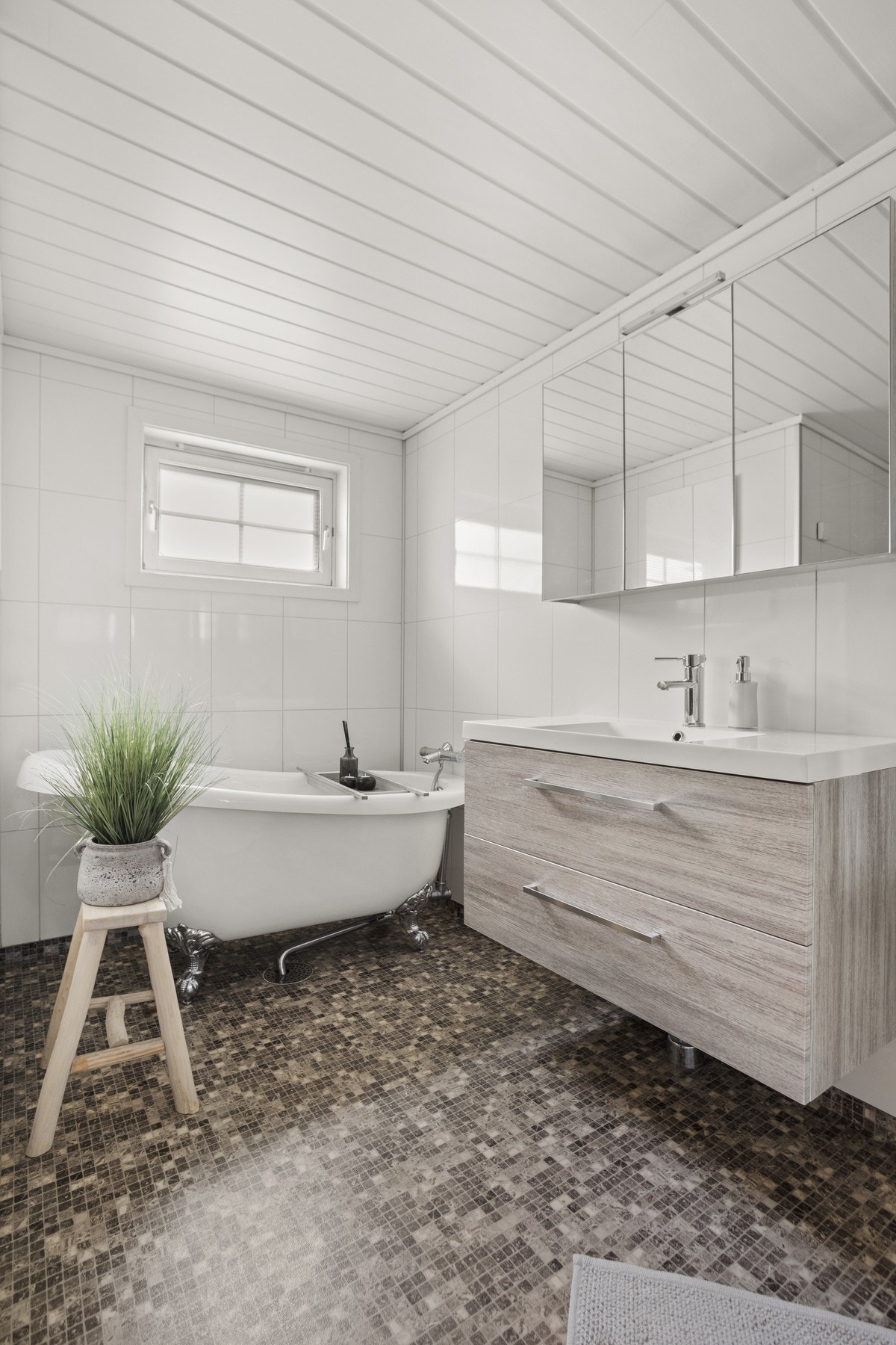 Badet er utstyrt med servantskap, badekar, WC og dusjdører Galleribilde