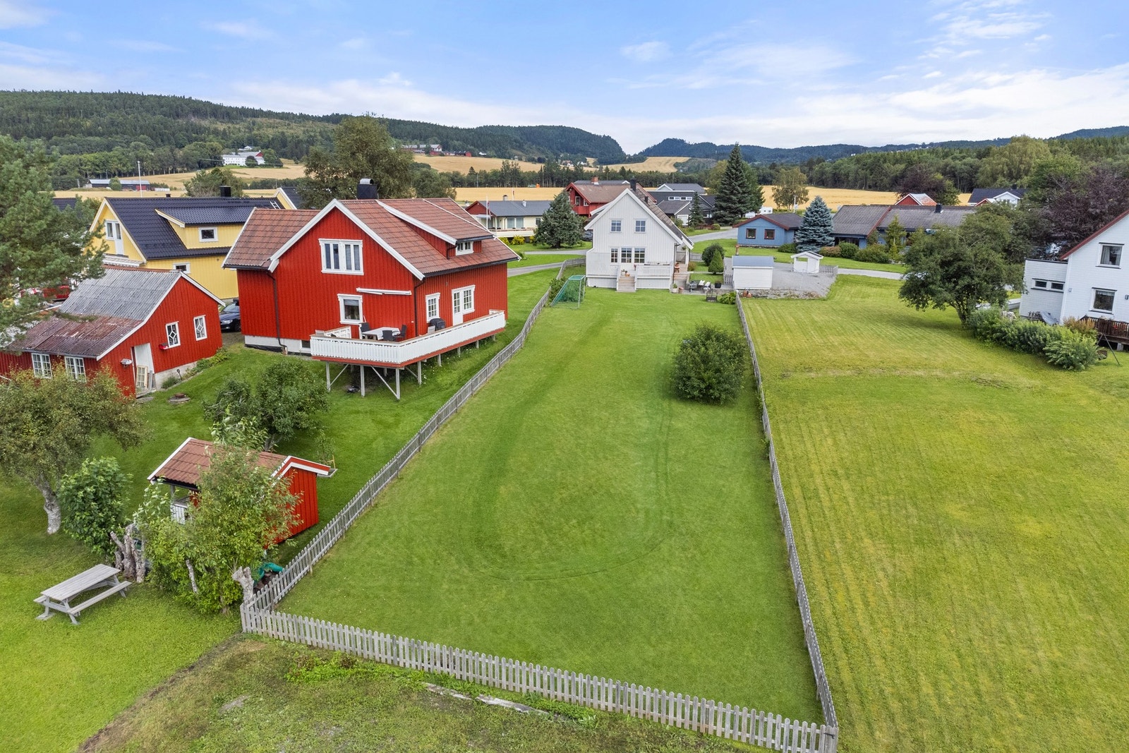 Svært romslig uteområde med mye boltreplass for hele familien! Galleribilde