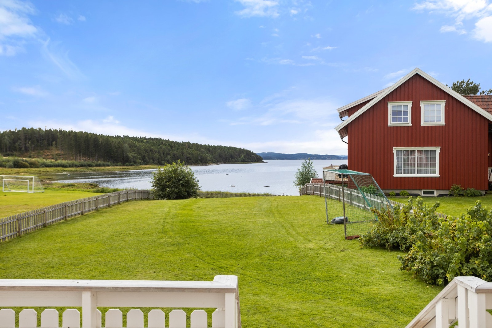 Fra terrassen er det adkomst til hage Galleribilde