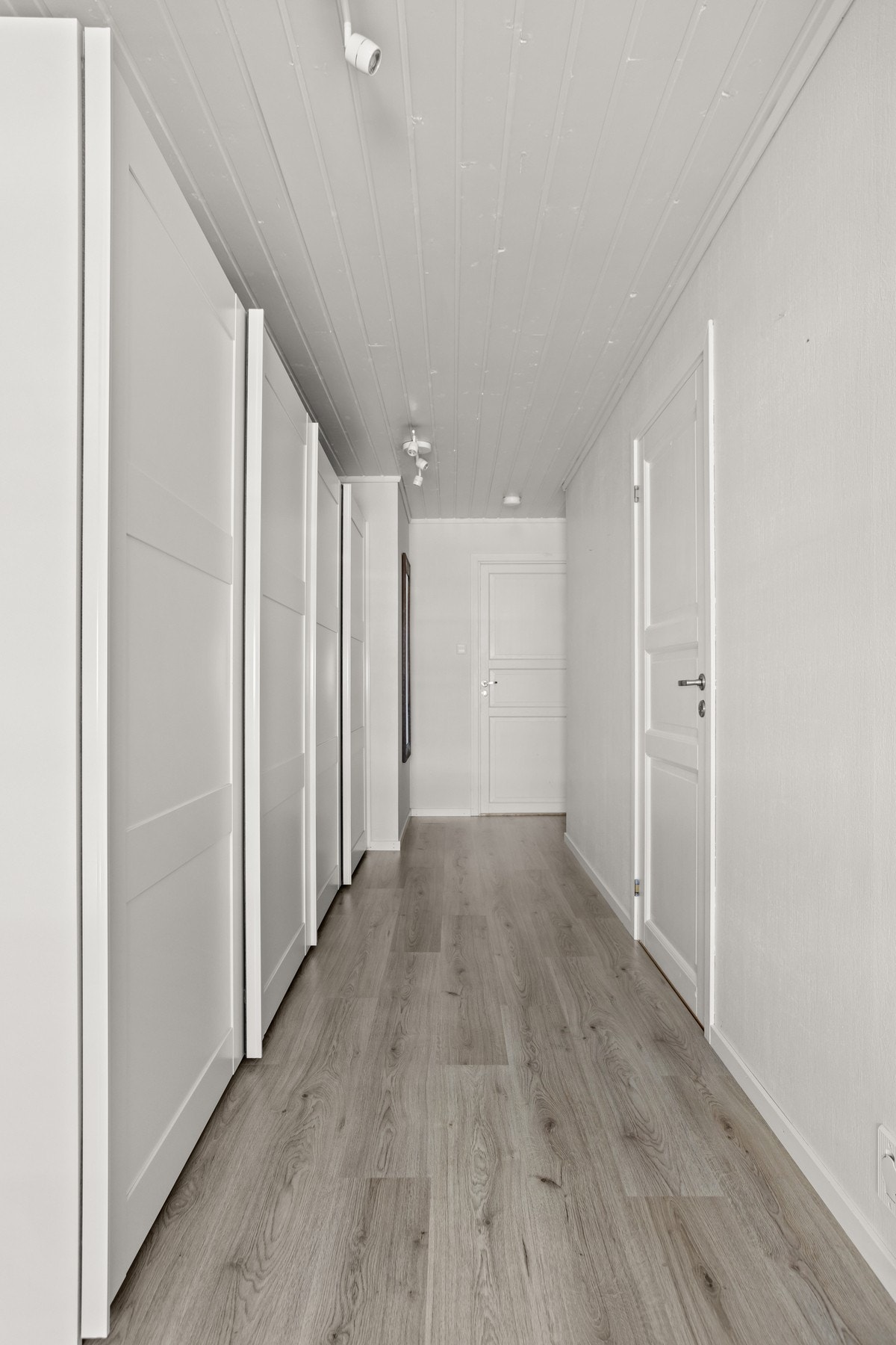 2. etg er innredet med fire soverom. Gang - ca 18 kvm, utstyrt med skyvedørsgarderobe Galleribilde