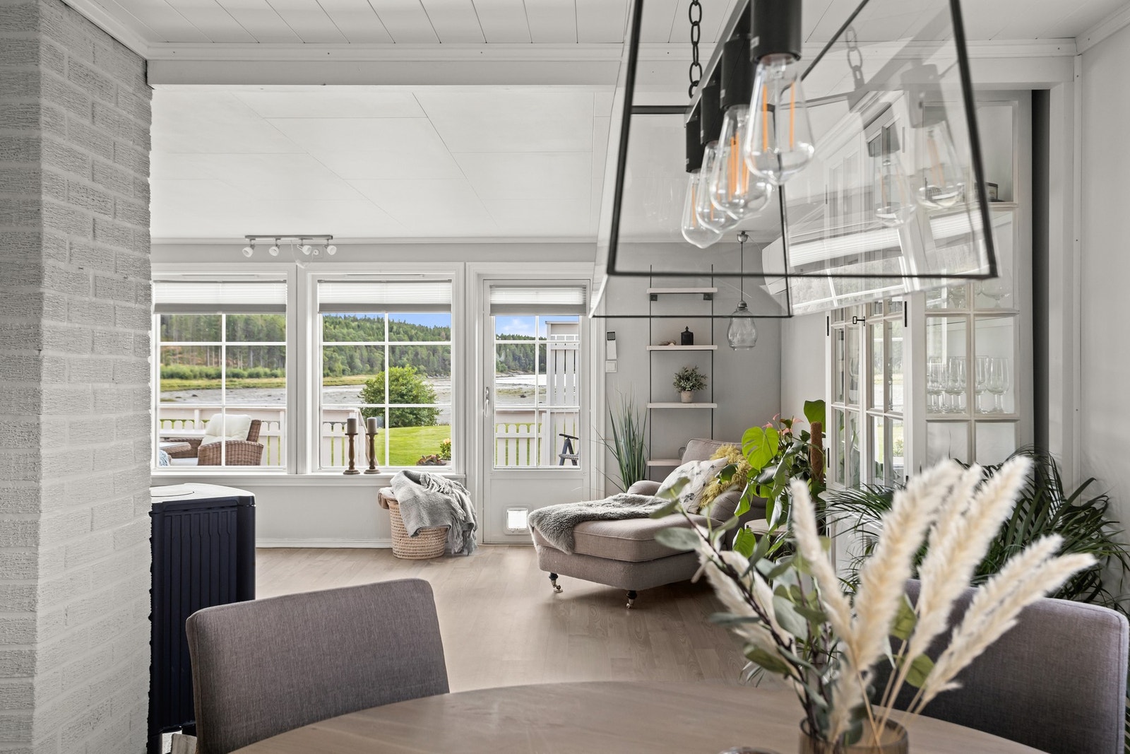 I tillegg til varmepumpe, har boligen oppvarming fra vedfyring Galleribilde