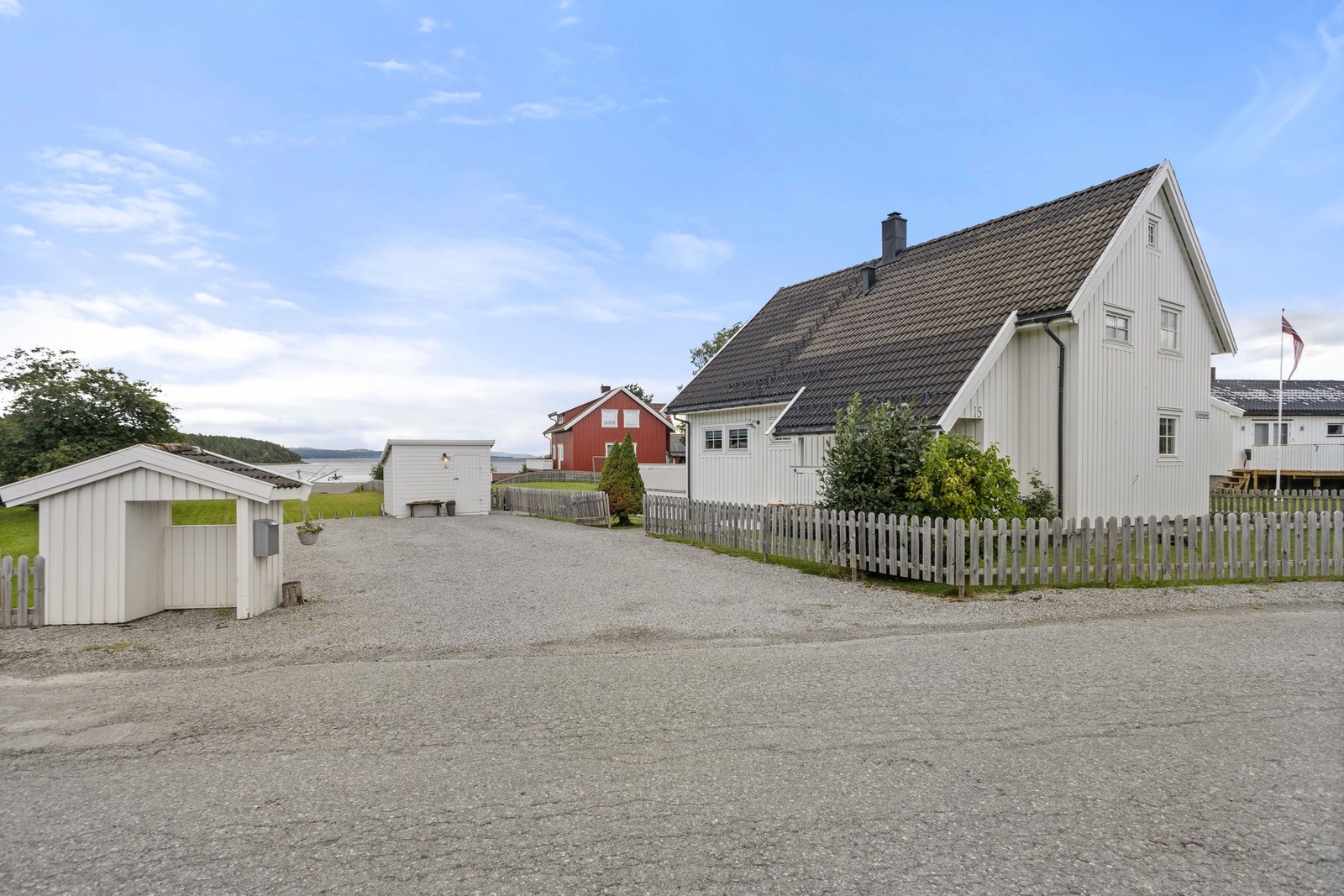 Romslig gårdsplass med bod og søppelskur Galleribilde