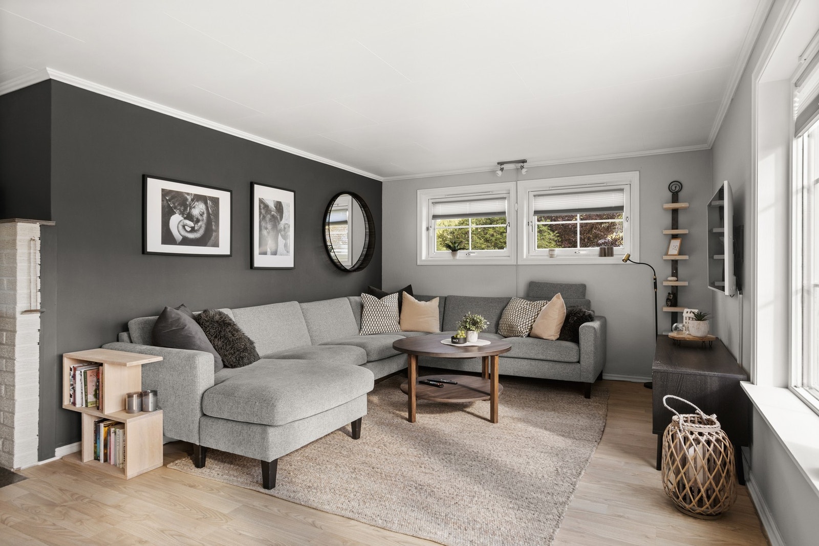 Stuen er holdt i en nøytral og moderne palett. Galleribilde