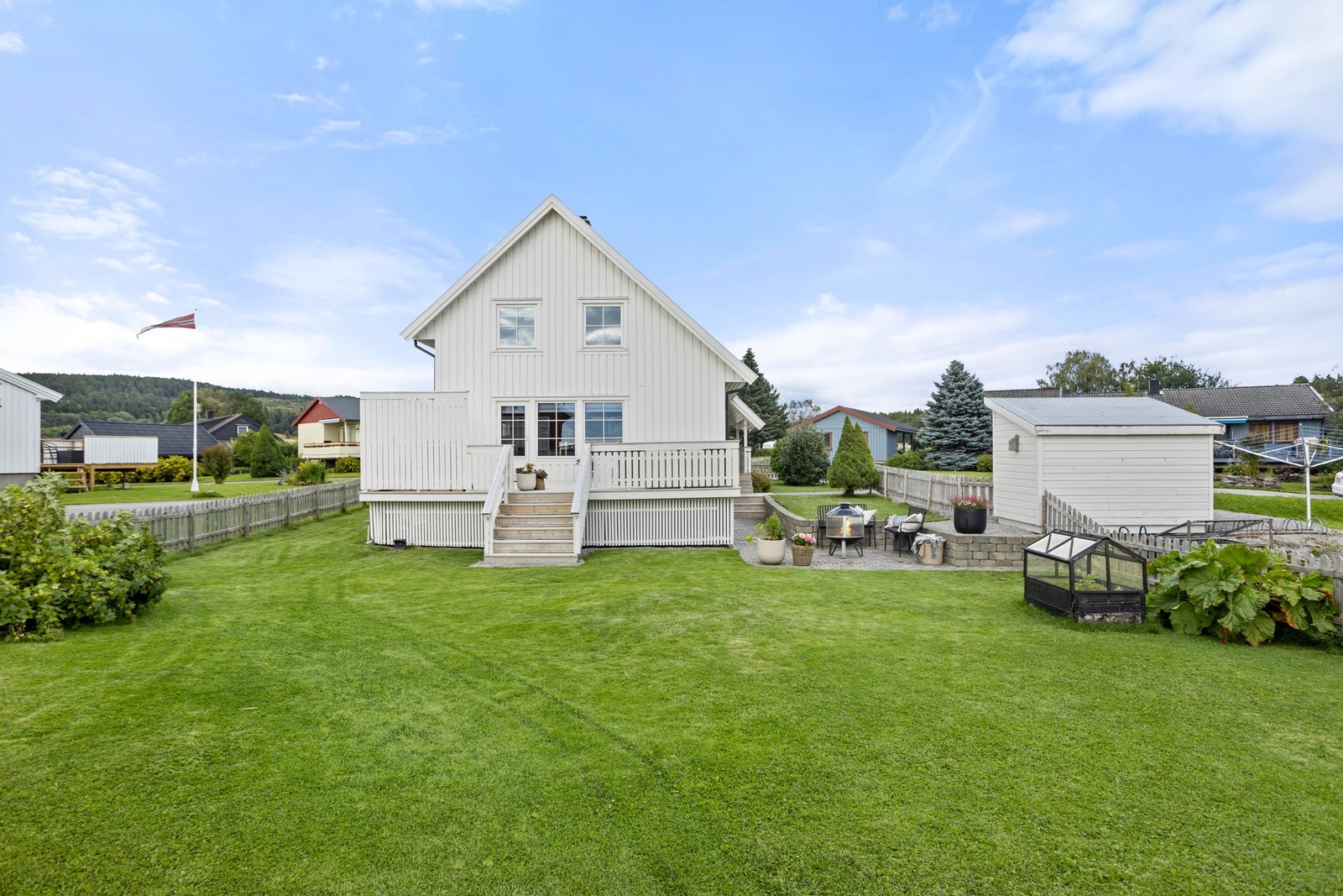 Hagen er godt vedlikeholdt! Beplantet med busker og trær. Galleribilde