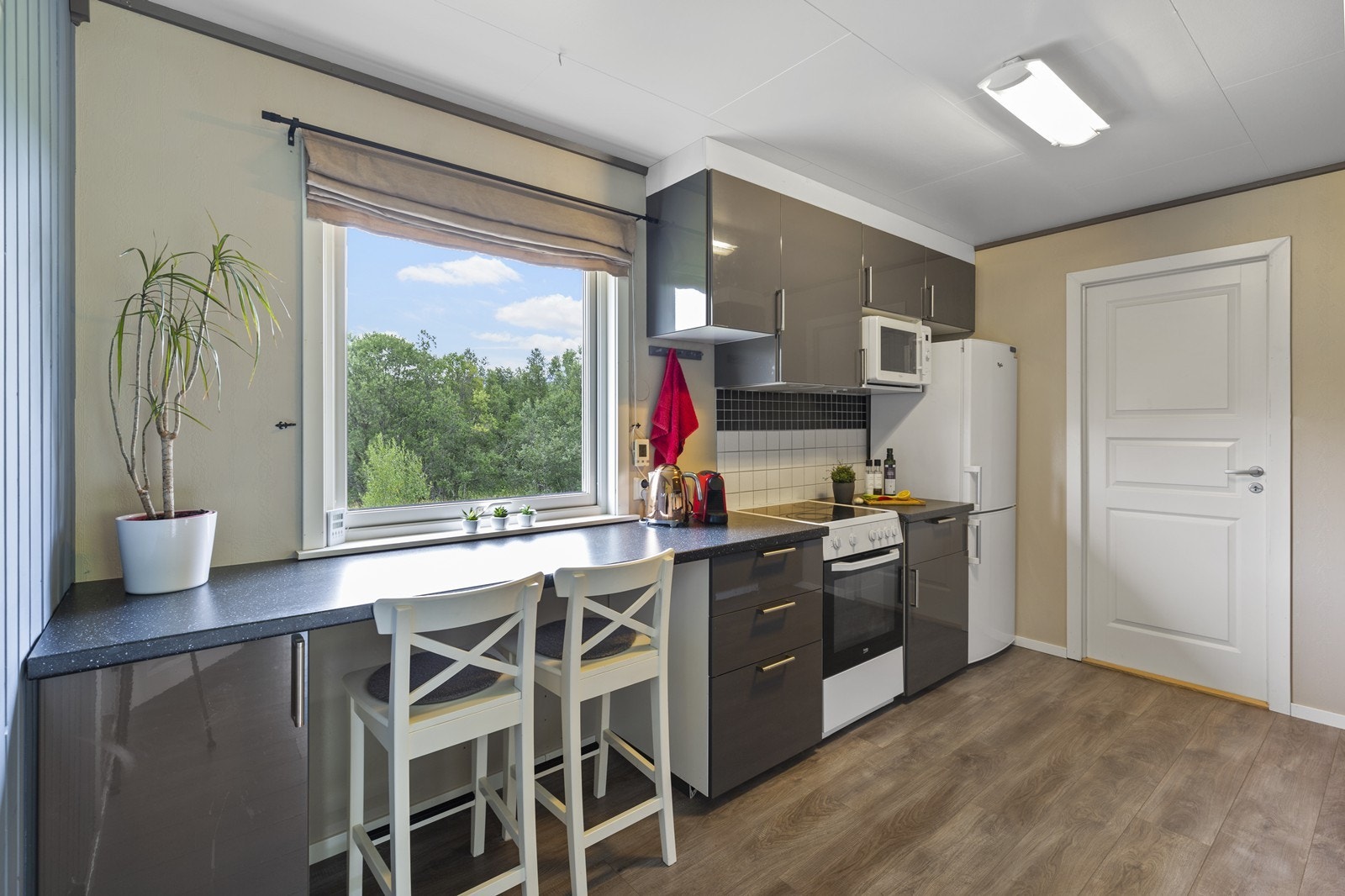 Kjøkken med glatte overflater Galleribilde