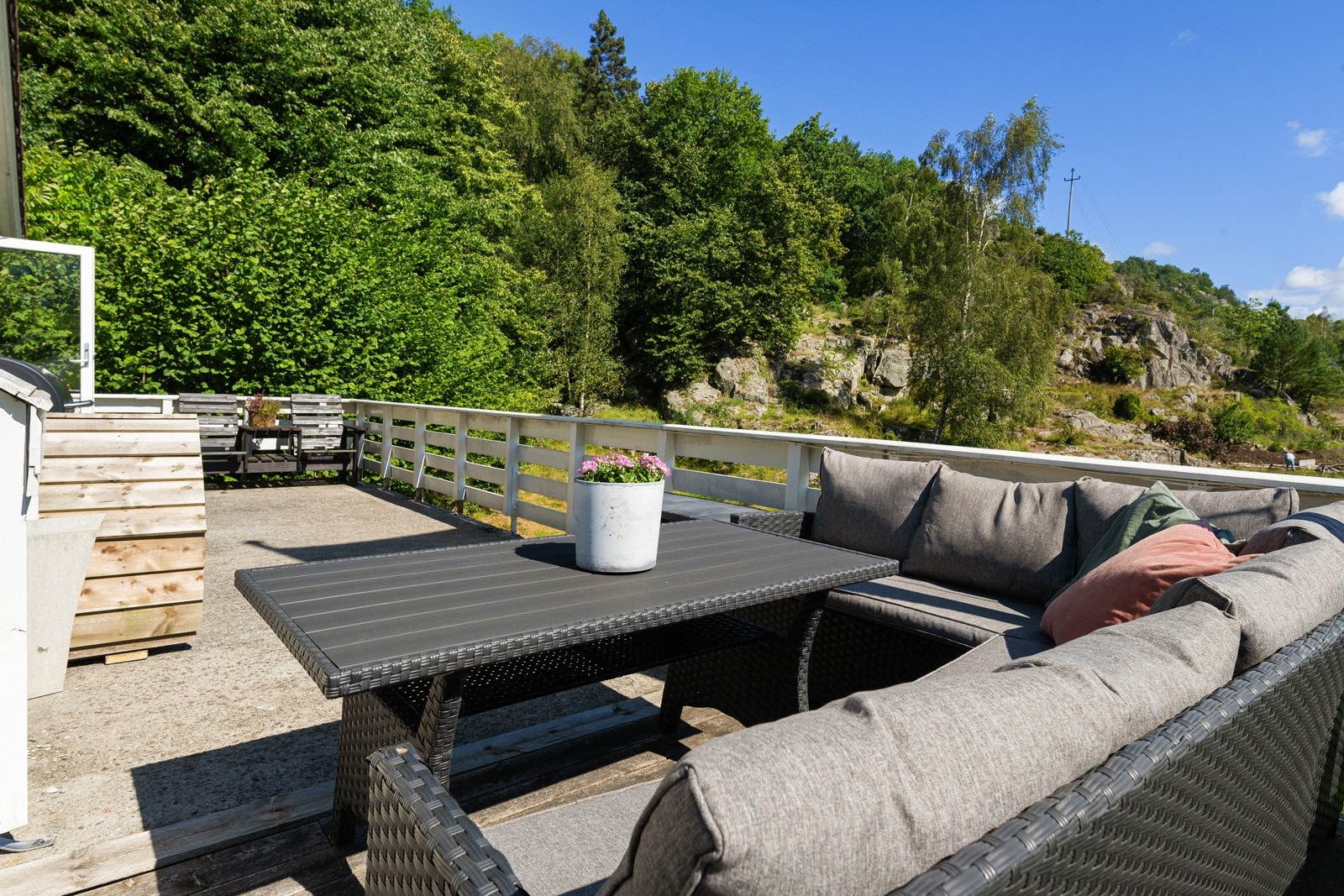 Fra stuen er det utgang til romslig terrasse over garasjen. Galleribilde