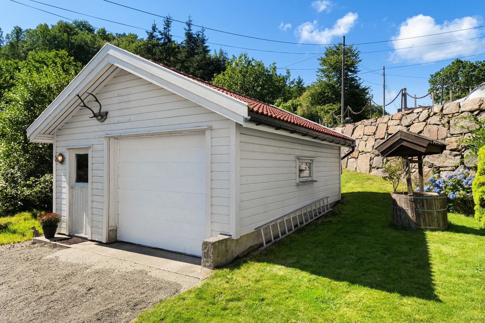 Frittstående garasje. Galleribilde