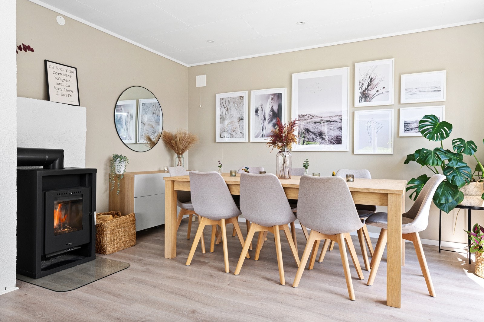 God plass til spisebord i stue. Galleribilde