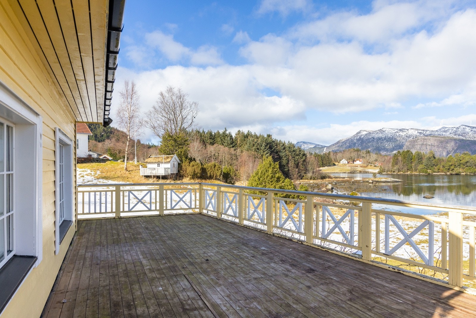 Stor terrasse med nydeleg utsikt Galleribilde