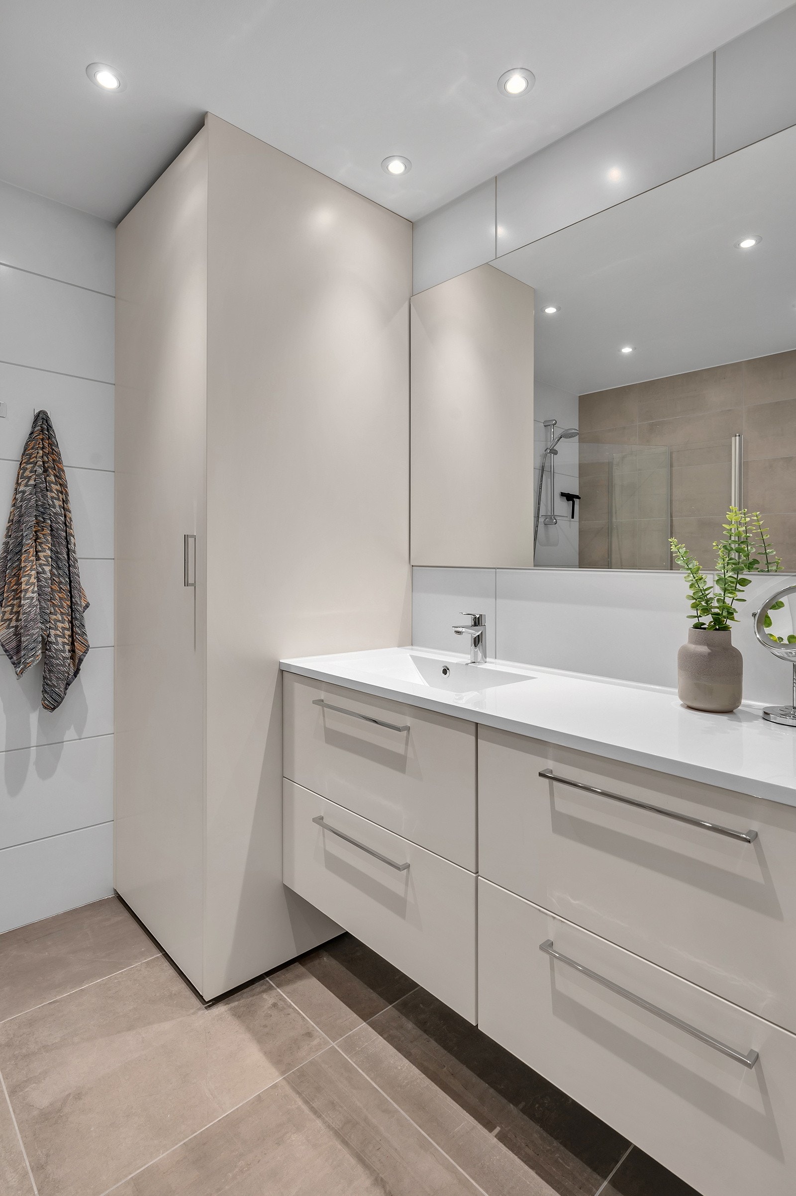 - Smart løsning på badet med opplegg for vaskemaskin/trommel bak skapdøren - Galleribilde