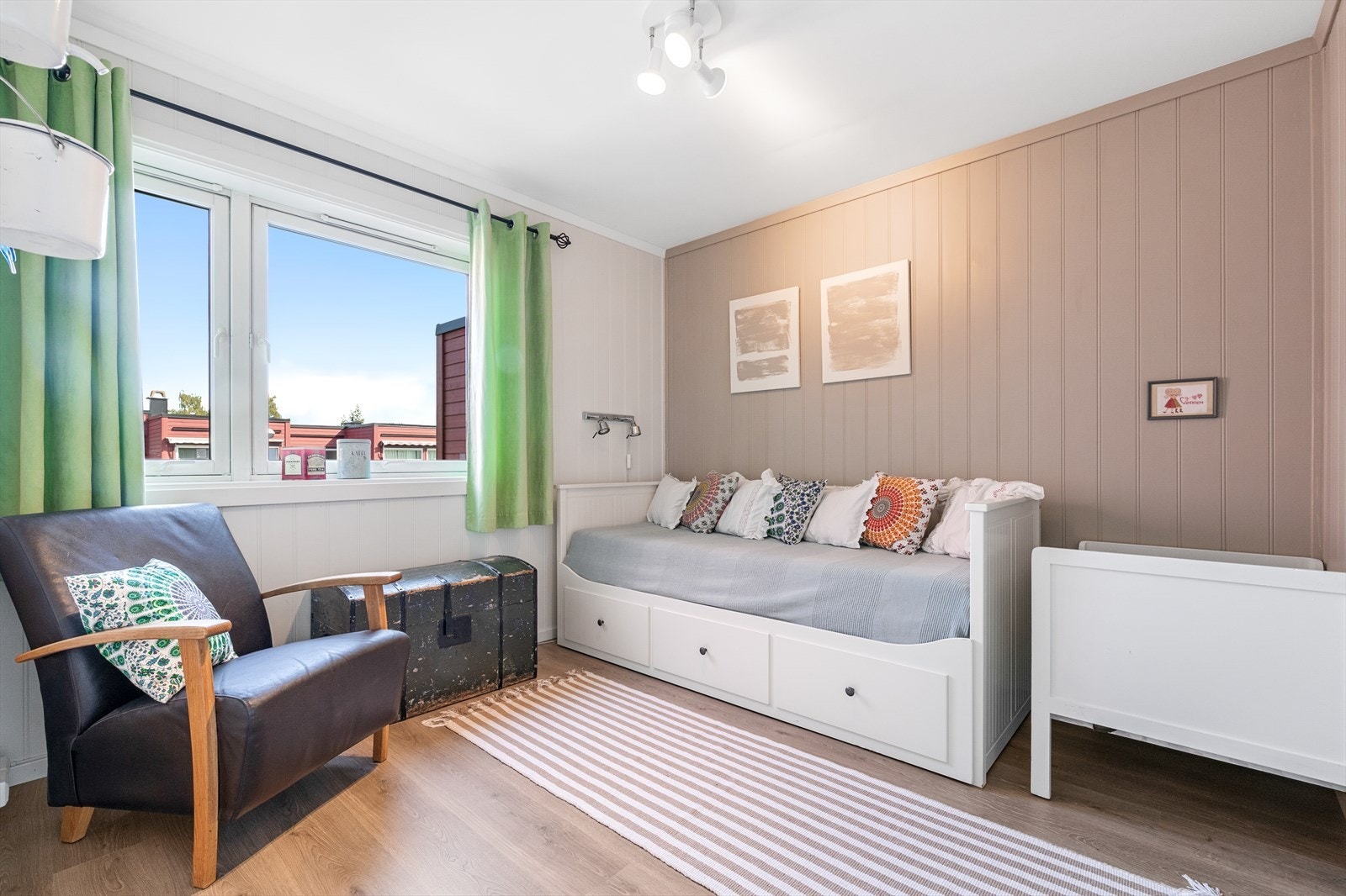 Soverom 2 med god plass og mye naturlig lys. Galleribilde