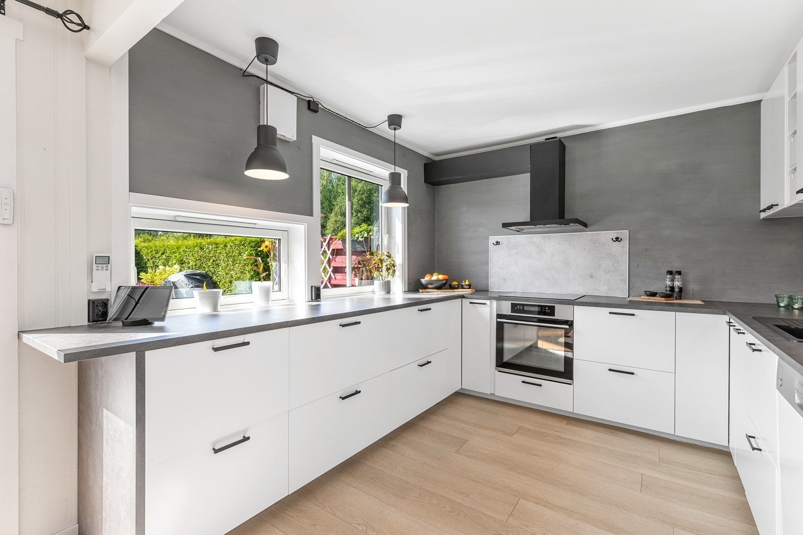 Innredningen har glatte fronter og laminat benkeplate med nedfelt kum. Galleribilde