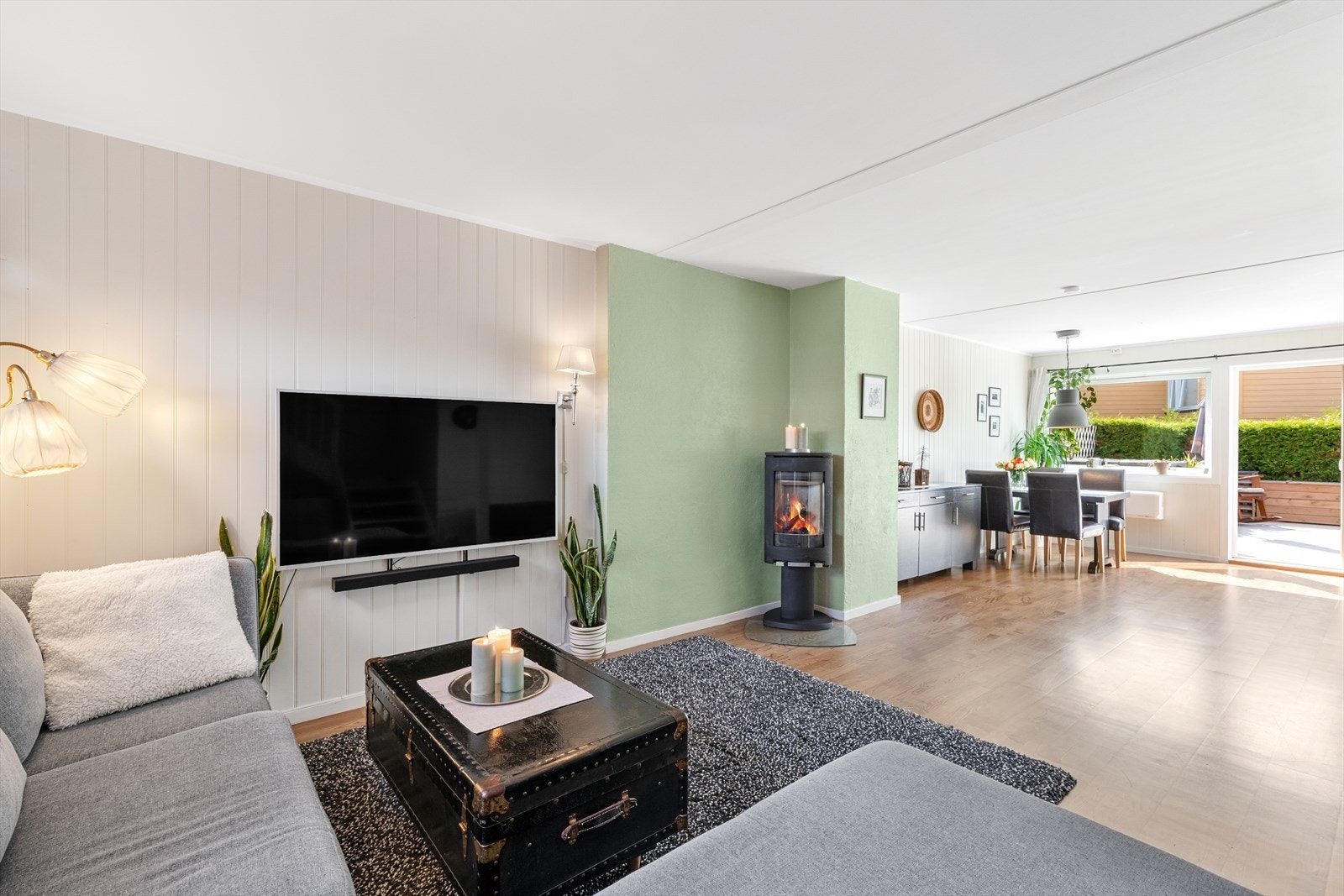 De store vindusflatene slipper inn mye naturlig lys. Galleribilde