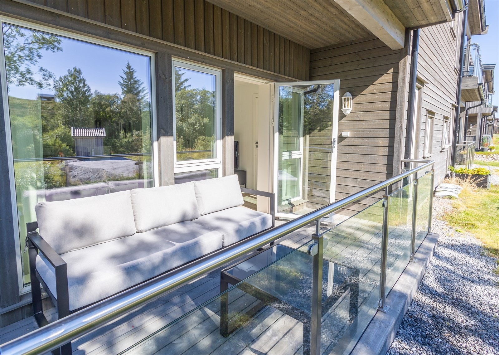Takoverbygd veranda med ly for nordvinden Galleribilde