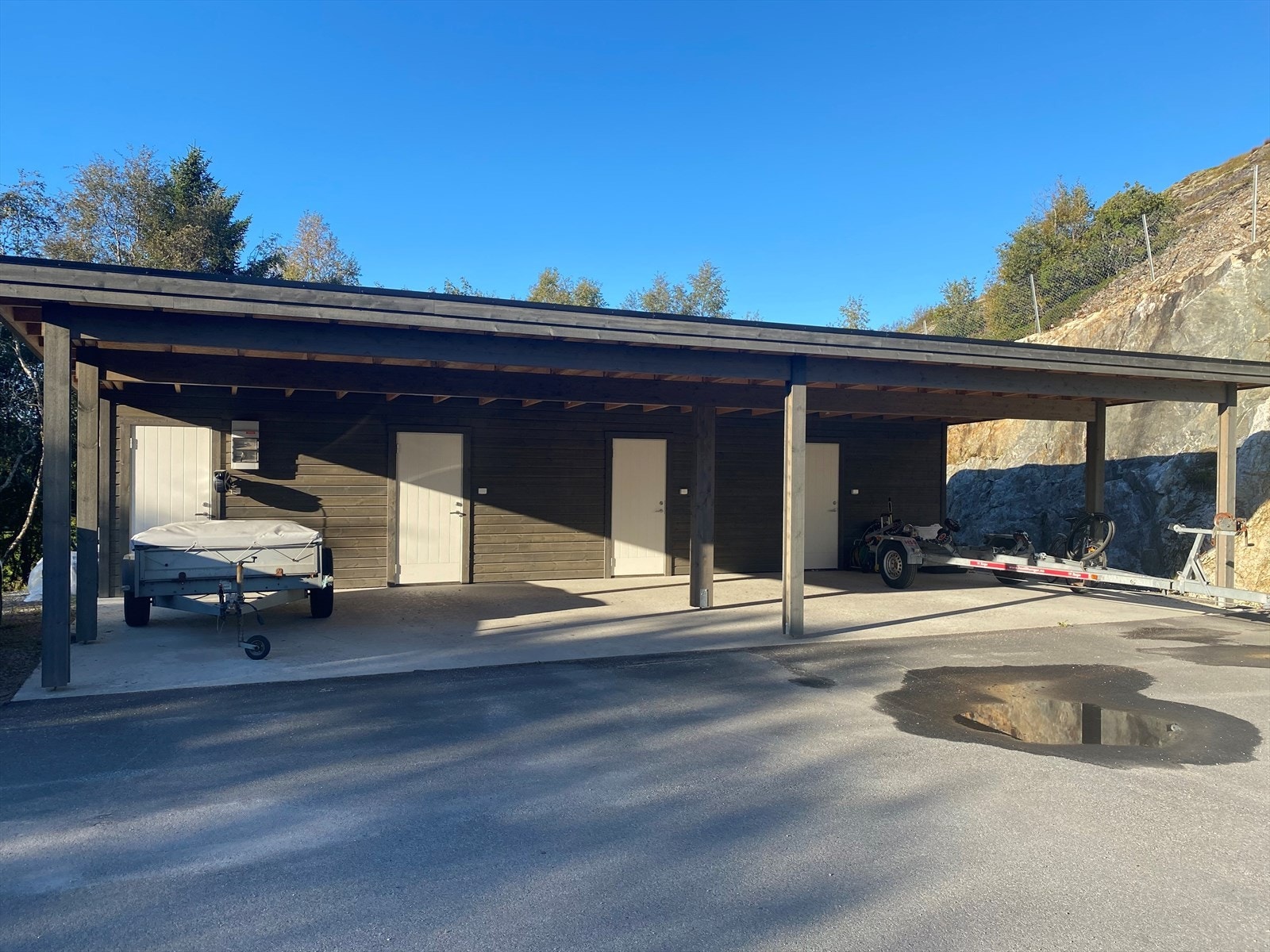Carport med bod og asfaltert innkjørsel Galleribilde