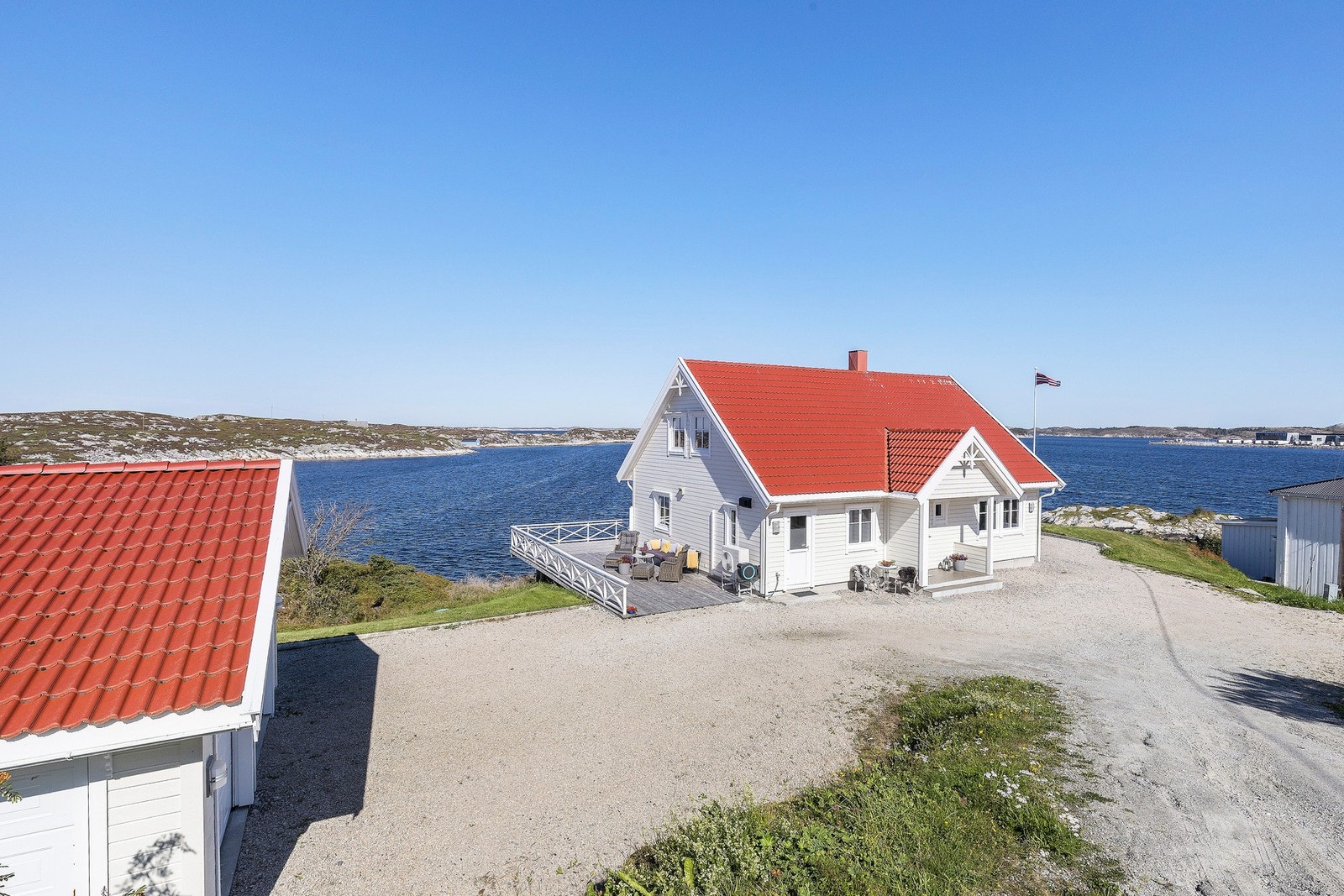 Gode parkeringsmuligheter i stor gårdsplass og i fin dobbelgarasje fra 2011 Galleribilde