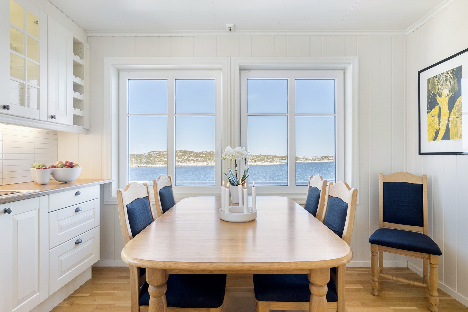 Kjøkkenet har en fantastisk utsikt mot sundet med umiddelbar nærhet til åpent hav Galleribilde