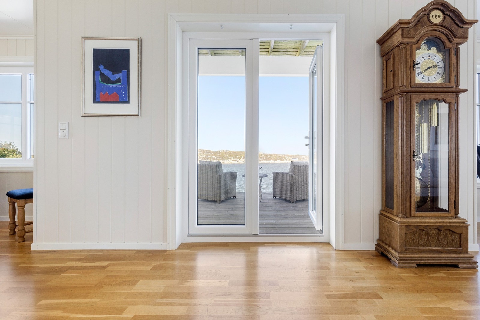 Fra stua har du utgang til stor terrasse. Verandadørene og vinduene i huset er i PVC Galleribilde
