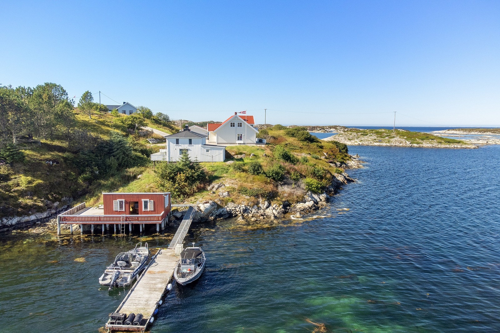 Fantastisk eiendom på over 6,5 mål bestående av to hus, garasje, naust og brygge Galleribilde