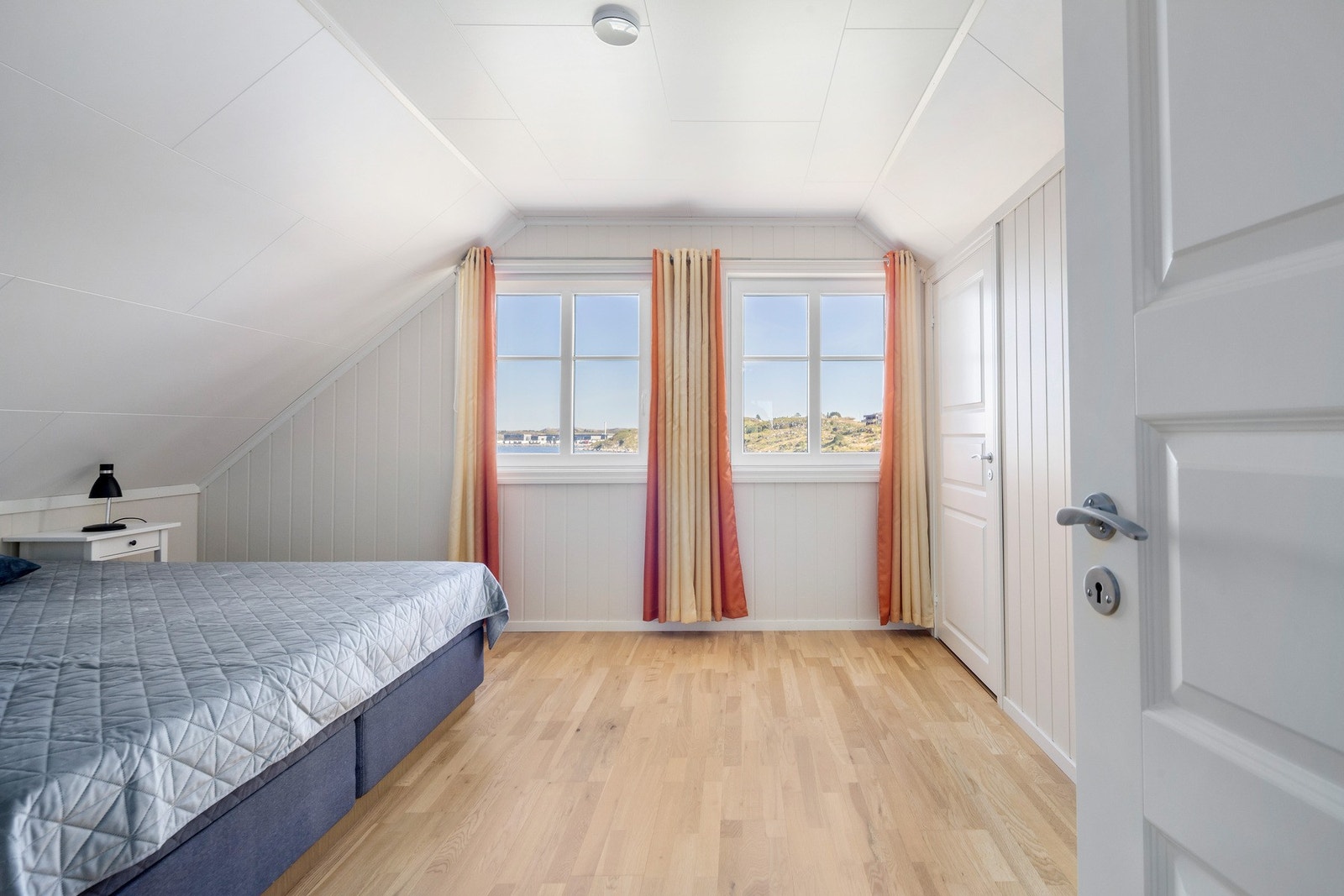 Det største soverommet er på 14,5 kvm og har tilhørende kott/walk-in-closet Galleribilde