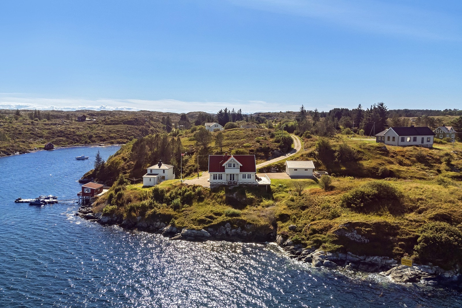 Velkommen til en enestående og sjelden eiendom i sjøkanten! Galleribilde