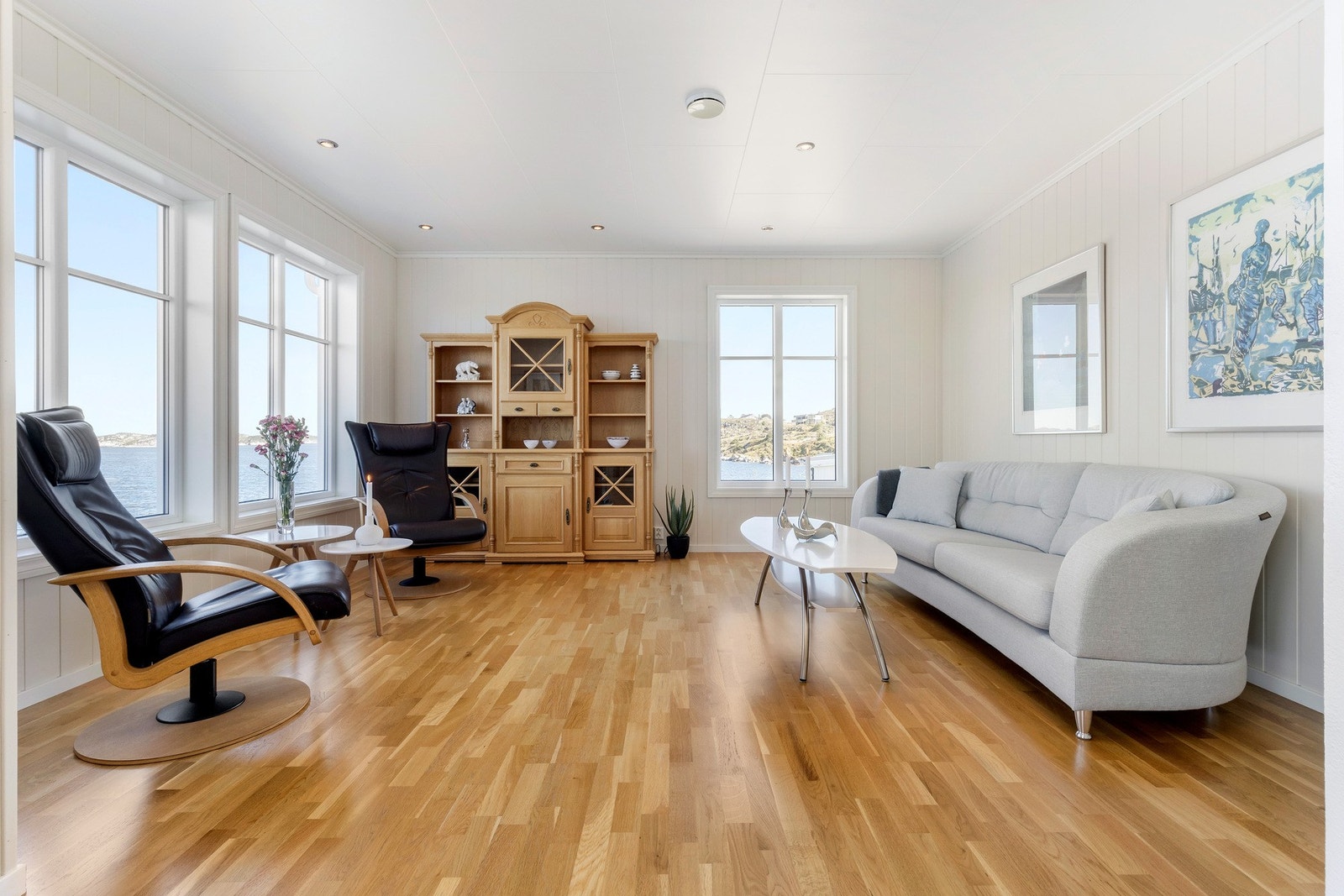 Gjennomgående bruk av parkettgulv og downlights i himling Galleribilde