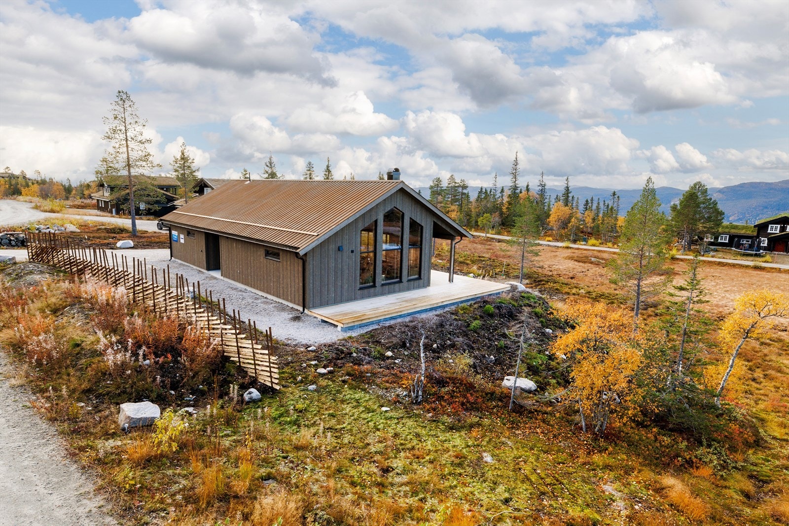 Det er satt opp skigard som grenser og skjermer mot stikkvei Galleribilde