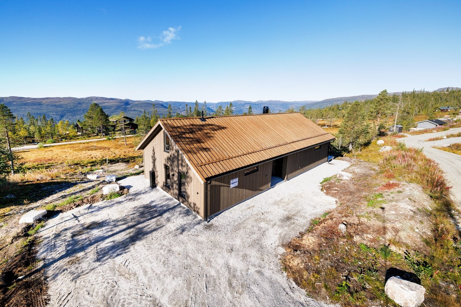 Romslig gårdsplass med plass til flere biler Galleribilde