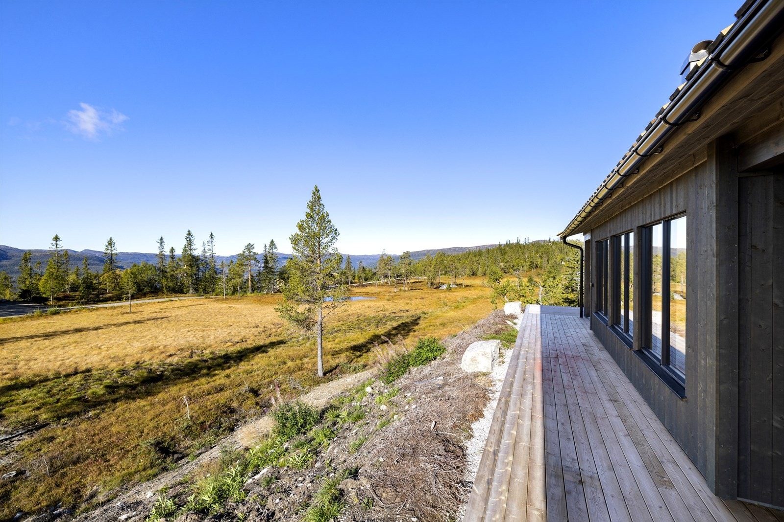 Terrasse på to sider av hytten, delvis overbygd Galleribilde