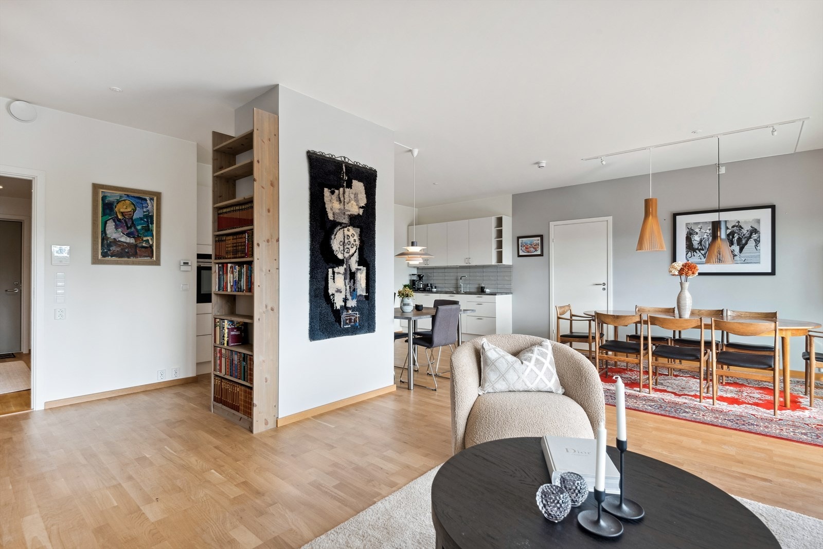 Stuen fremstår også svært møbleringsvennlig med plass til både sofaløsning med tilhørende møblement og stor spisestue. Galleribilde