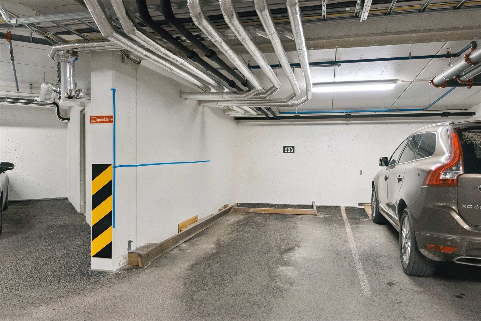 Til leiligheten tilhører også 1 oppstillingsplass i felles parkeringskjeller. Galleribilde