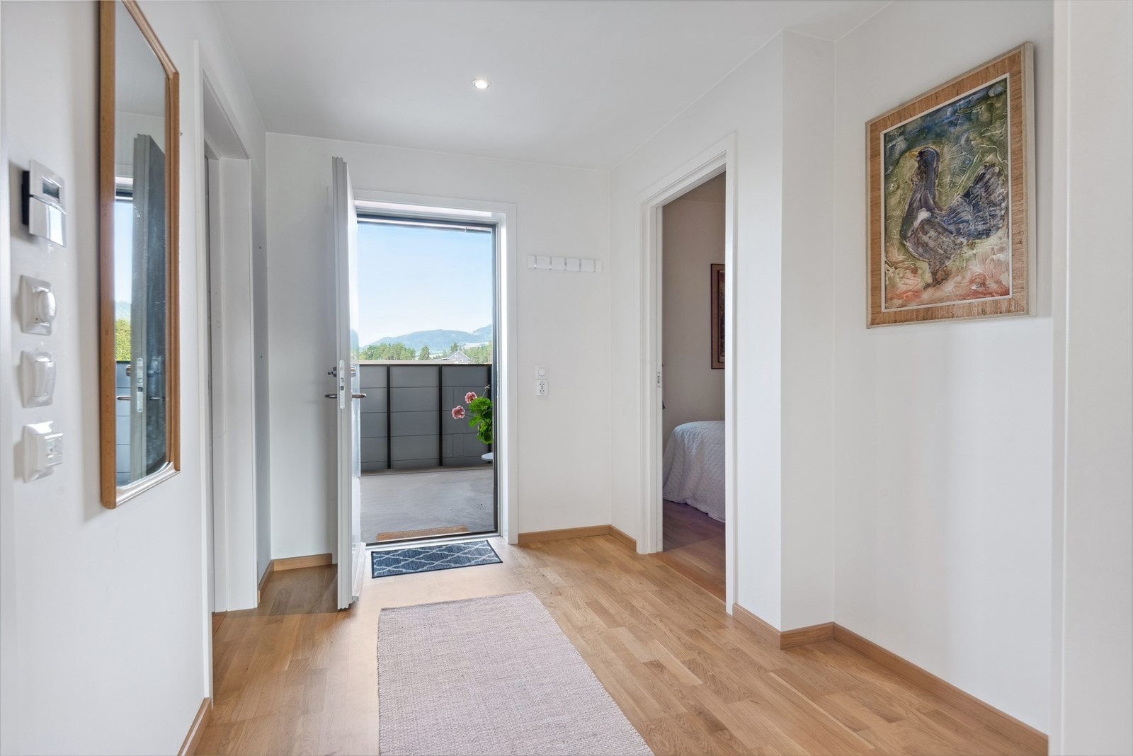 Via felles inngangsparti og heis opp til etasjeplan - ønsker en lys og romslig entrè velkommen inn. Galleribilde