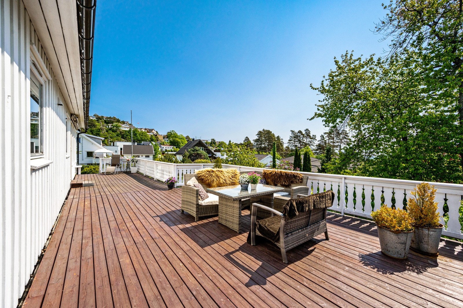 Stor og solrik terrasse som strekker seg langs hele husets bakside! Galleribilde