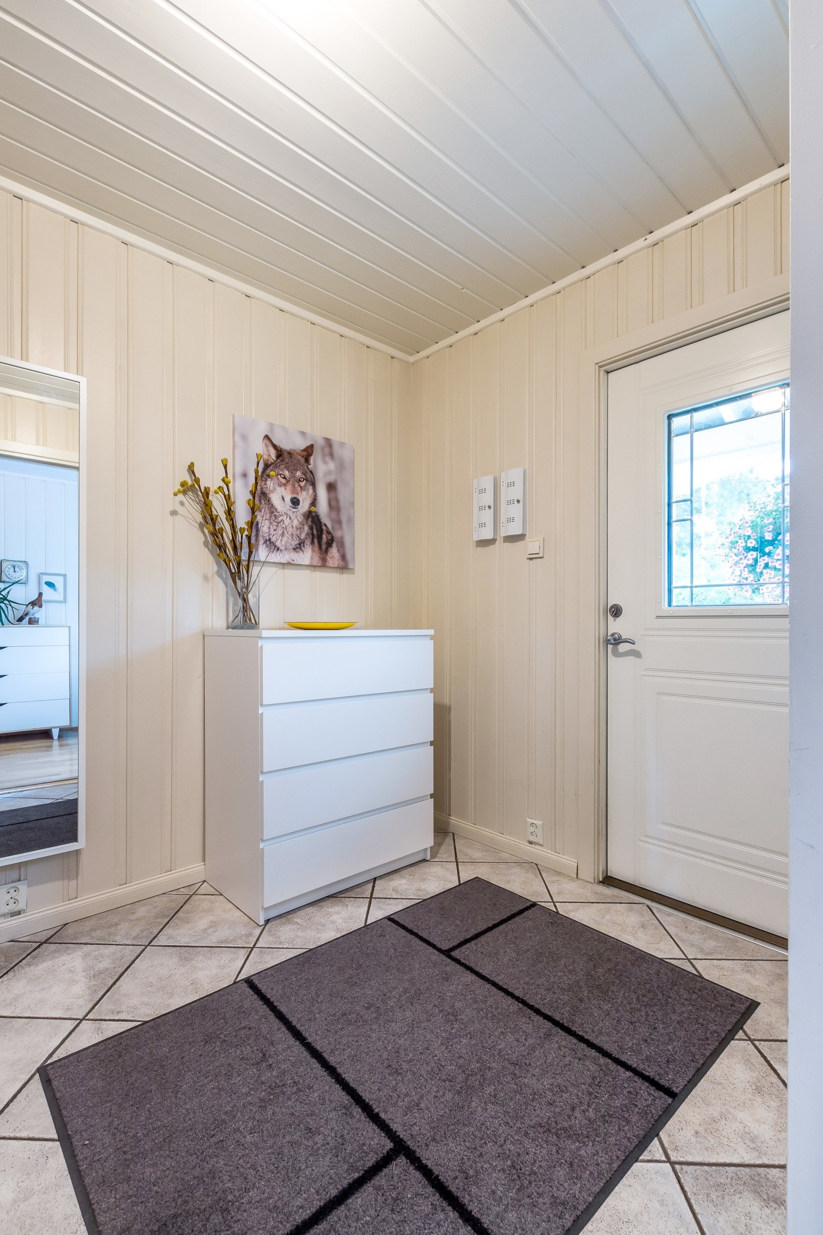 Entre`en har plass til garderobeskap/ kommode, og er lett å holde ren med fliser på gulv Galleribilde